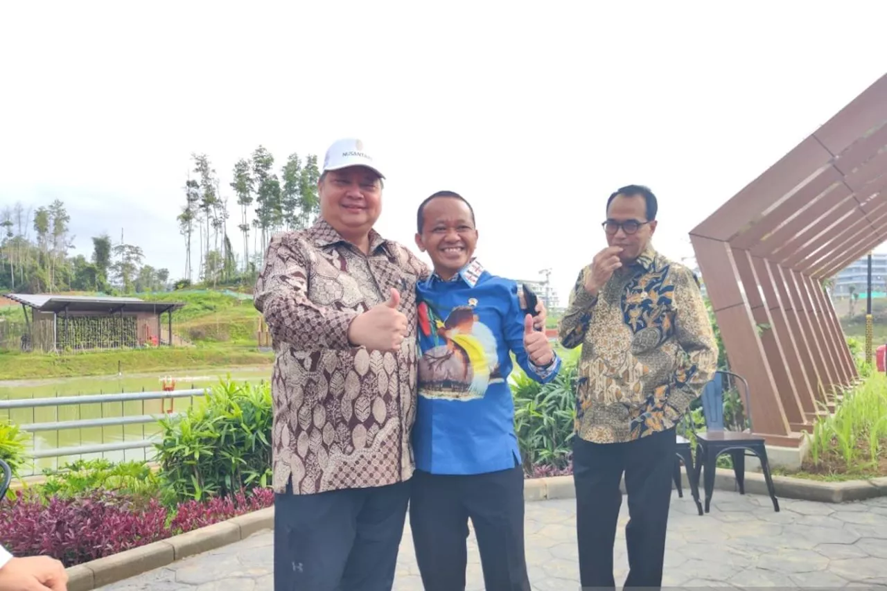 Airlangga dan Bahlil akrab di IKN, rangkulan hingga foto bersama