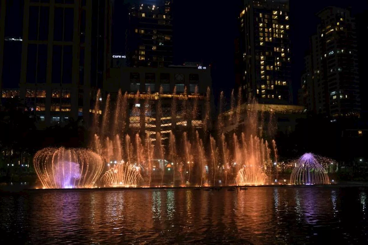 Pertunjukan air mancur terangi Taman Benchasiri di Bangkok, Thailand