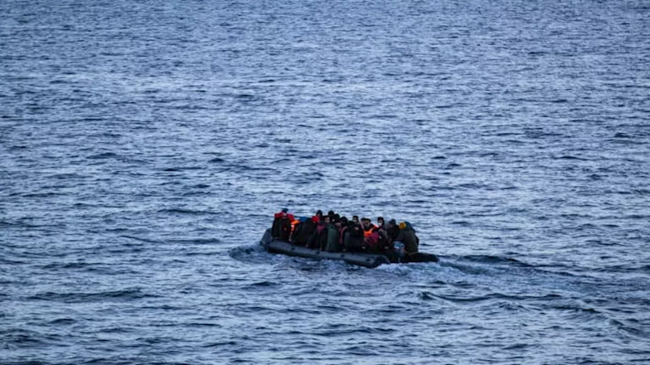 Plus de 700 migrants ont traversé la Manche dimanche, marqué par un naufrage mortel