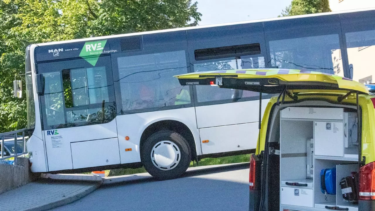 Großeinsatz: Schulbus mit 56 Erstklässlern fährt in Sachsen in Mauer.