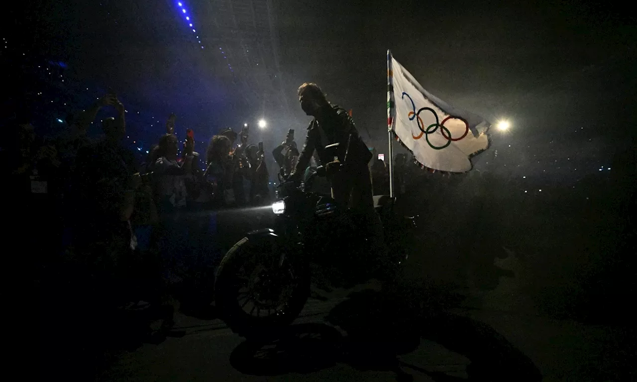 La estrella de Hollywood Tom Cruise actuó en la ceremonia de clausura de París-2024