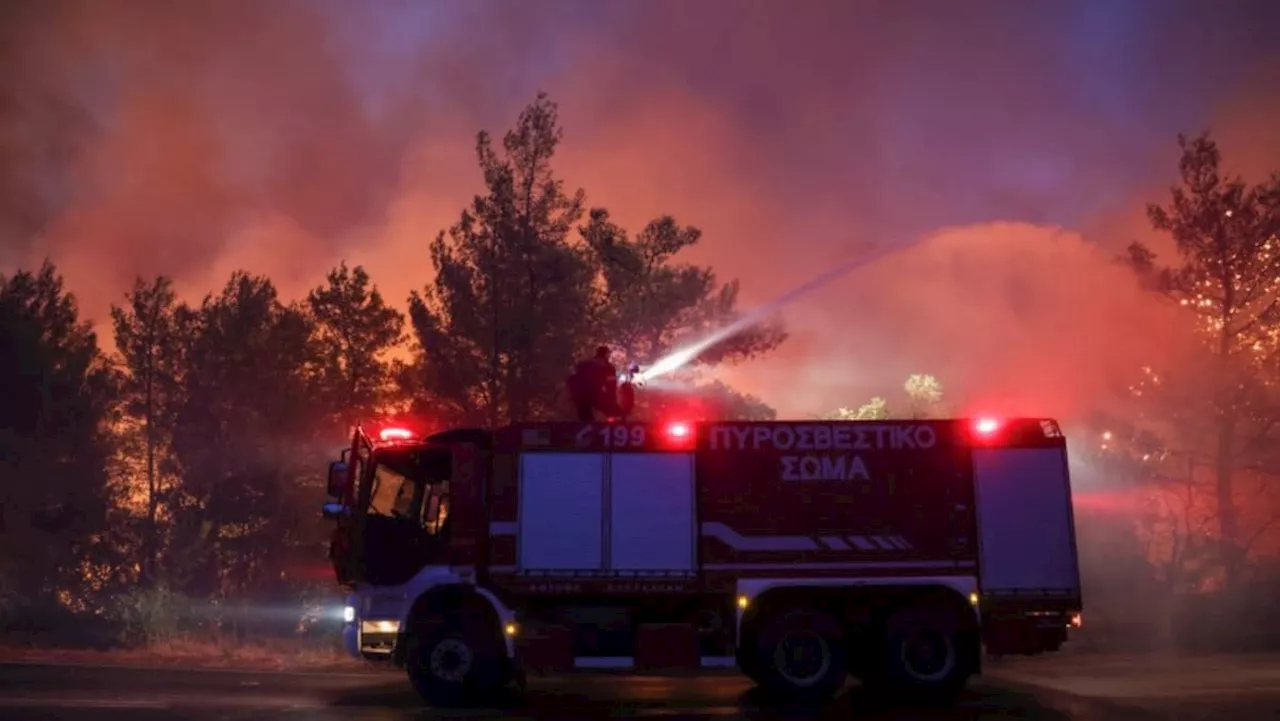 Thousands flee as wildfires bear down on Greek capital