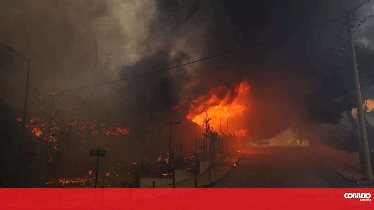 Quatro países da União Europeia vão reforçar combate ao incêndio perto de Atenas