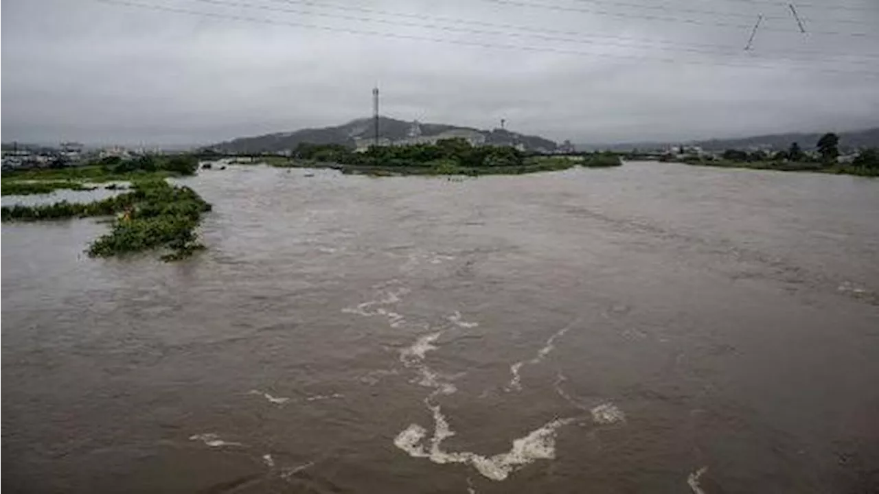 Penampakan Jepang bak 'Tenggelam', Digulung Badai Tropis Maria