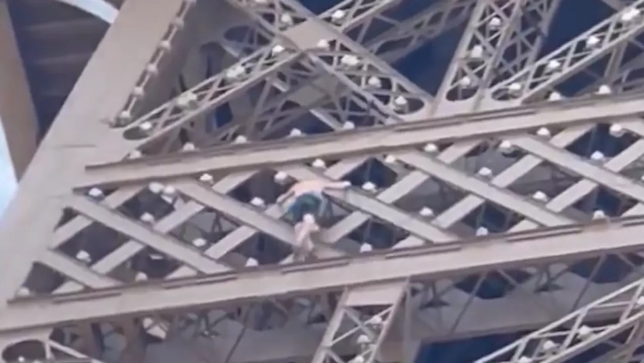 Justiça determina pena para torcedor que escalou a Torre Eiffel durante a Olimpíada