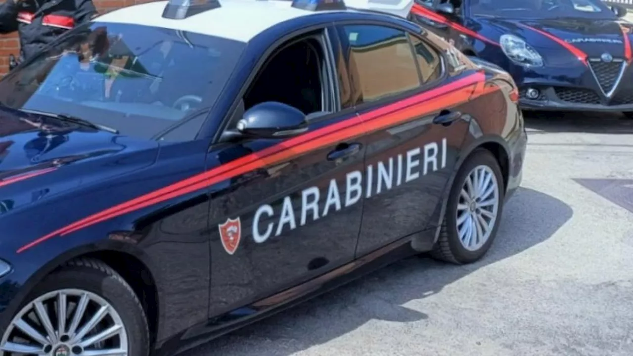 Foligno, lascia la figlia di 5 anni in macchina sotto il sole per andare a fare shopping: denunciata