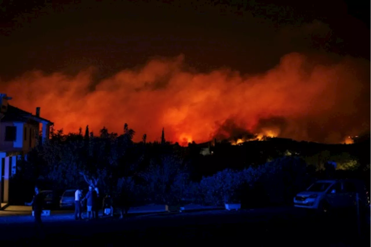 Incendies en Grèce: ordres d'évacuation de plusieurs localités près d'Athènes