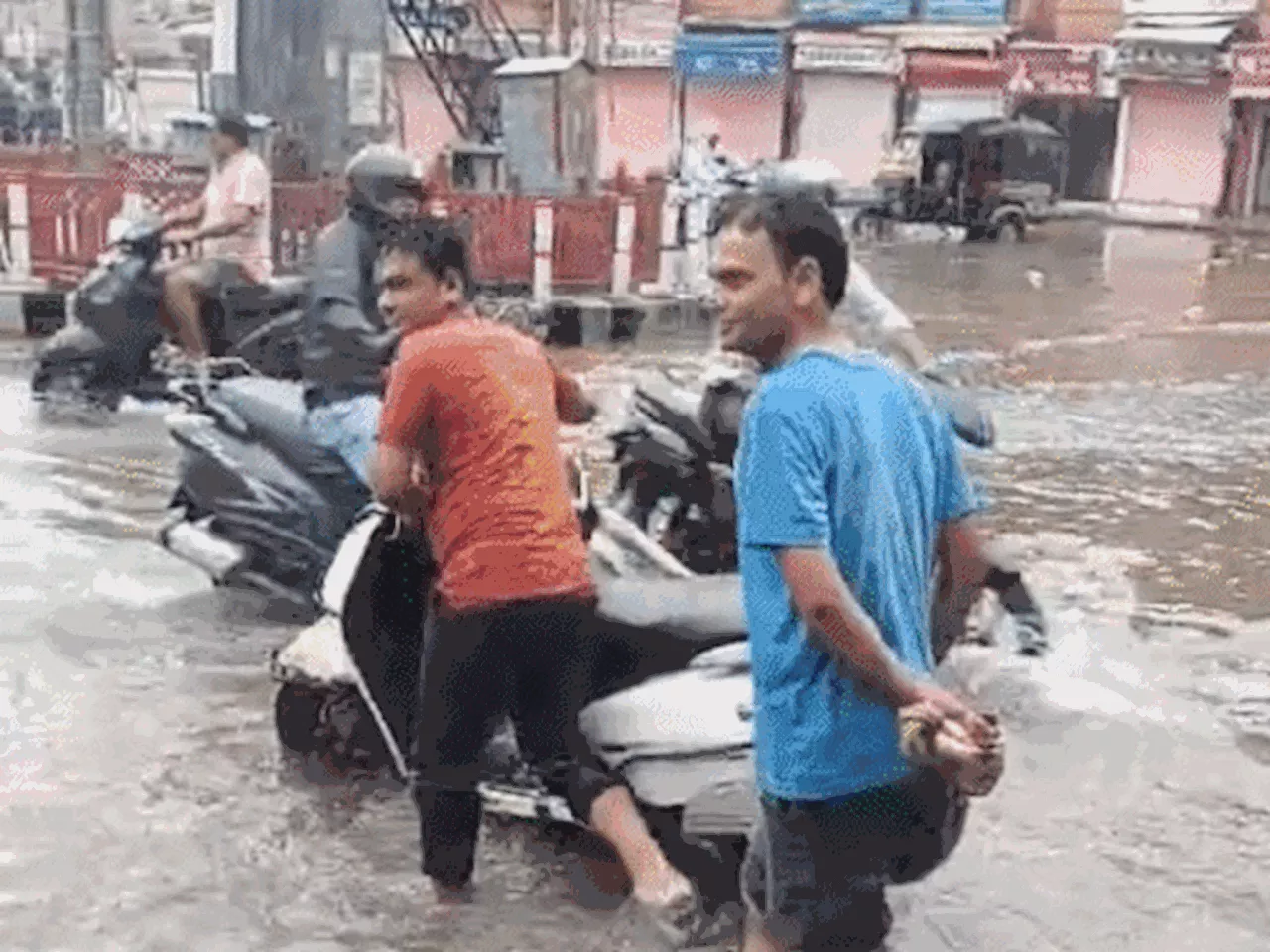 जयपुर में बारिश से सड़क पर गड्डे, नाले ओवरफ्लो: सीजन में दूसरी बार सबसे ज्यादा बरसात, द्रव्यवती नदी ओवरफ्लो...