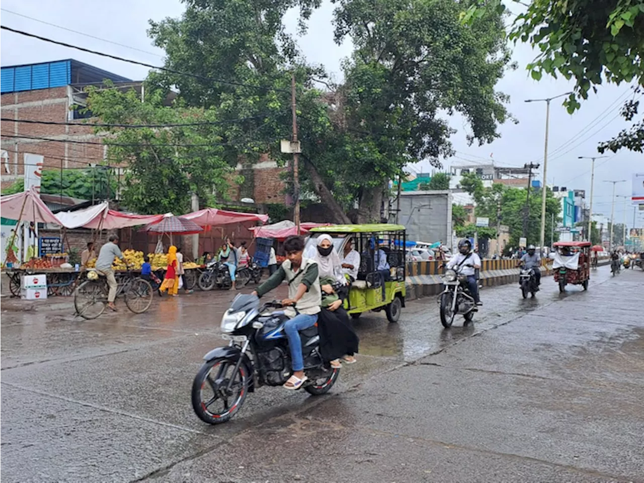 बारिश की रिमझिम फुहारों से मौसम सुहावना: अलीगढ़ में सावन के चौथे सोमवार पर सुबह से ही शुरू हुई हल्की बरसात, ...