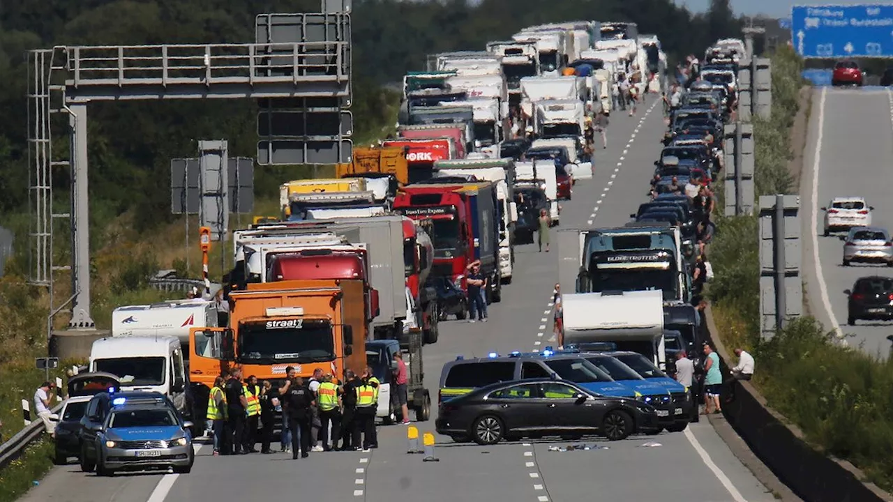 Nach Unfall bei Neumünster: Polizei stoppt Messerangreifer auf A7 mit Schuss ins Bein