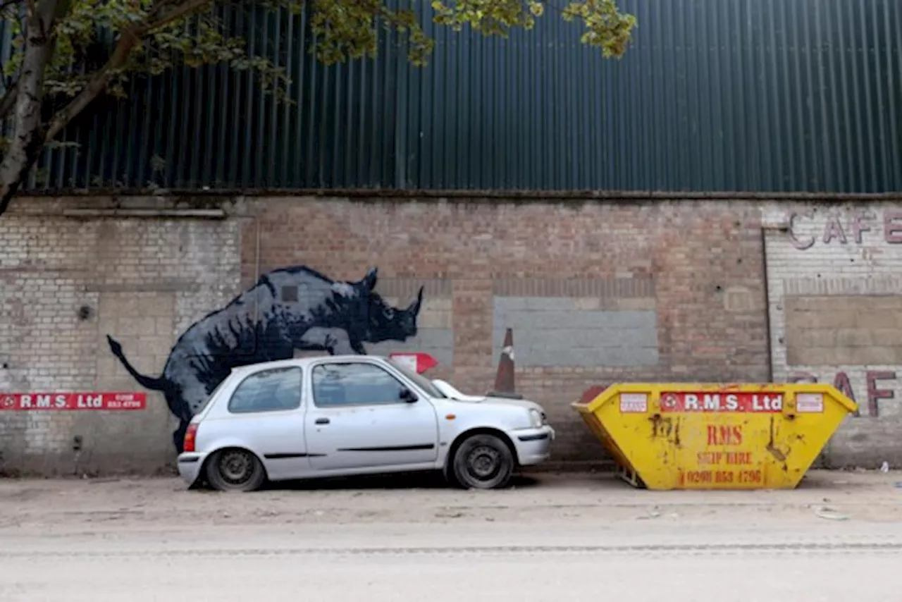 Banksy laat neushoorn auto beklimmen in nieuw werk