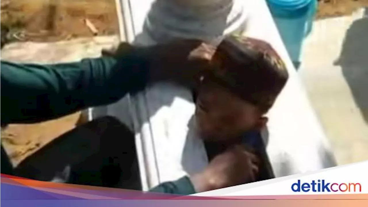 Heboh Bocah Laki-laki Terjebak dalam Kijing Kuburan di Pamekasan