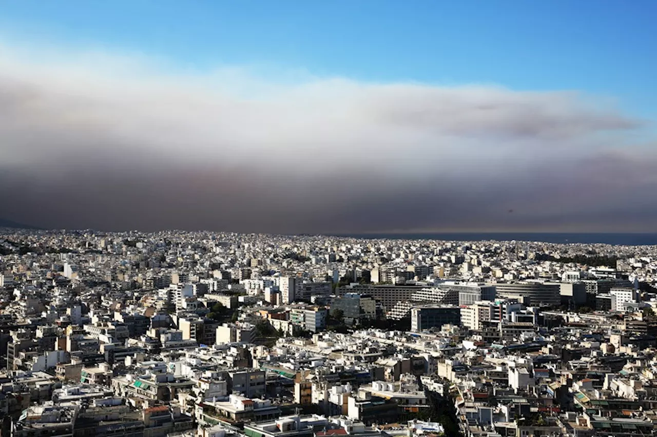 Miles de evacuados por un gran incendio a las puertas de Atenas