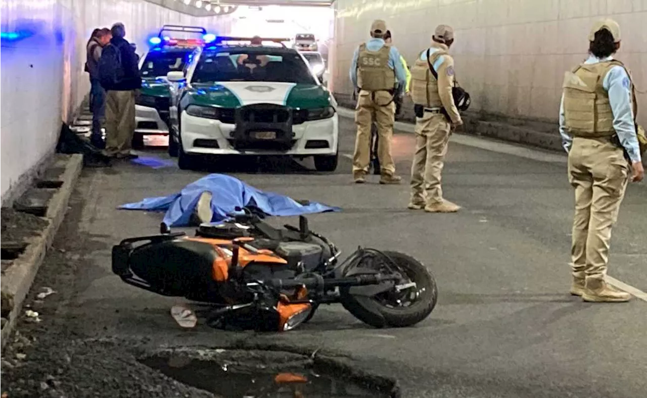 Motociclista pierde la vida sobre avenida Chapultepec al impactar contra un tope del carril confinado