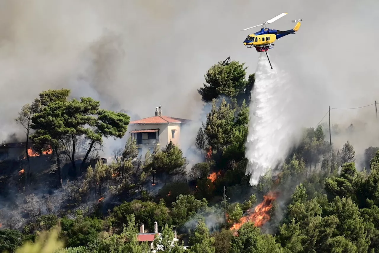 Decenas de miles de evacuados por un gran incendio forestal a las afueras de Atenas