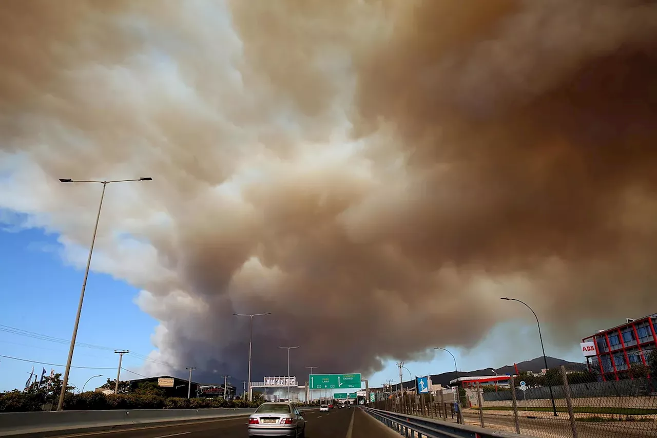 Un gran incendio se extiende sin control a las afueras de Atenas