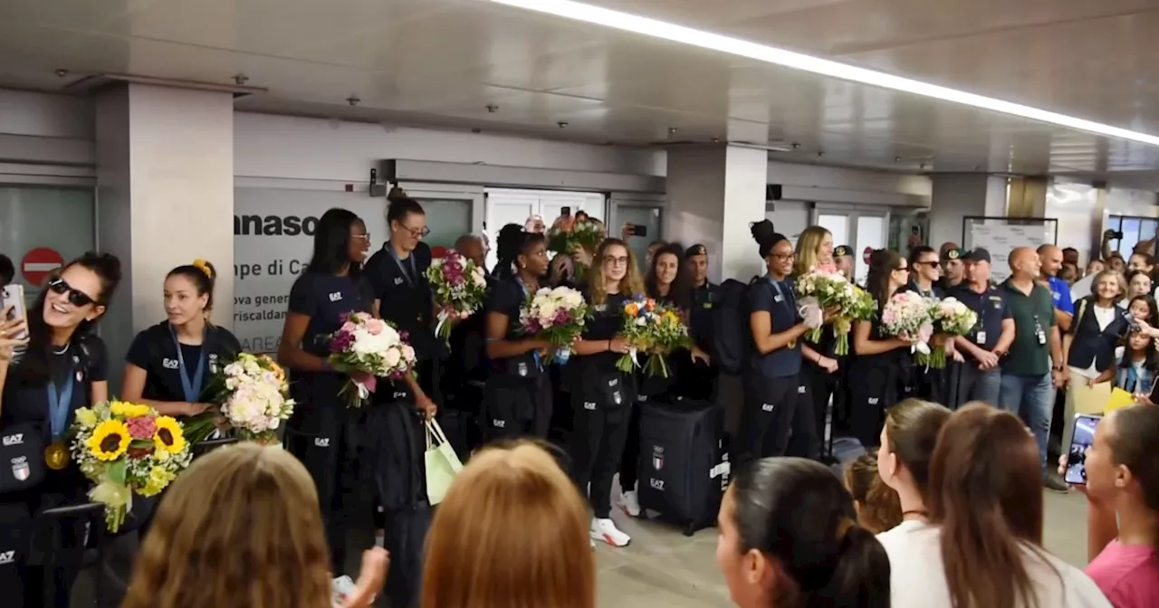 Olimpiadi, tifosi in delirio per l’Italvolley femminile a Linate: cori, fiori e applausi per le…