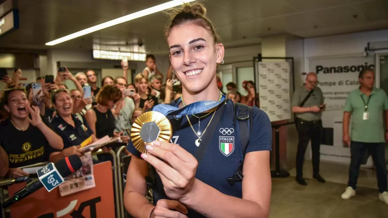 Italvolley, folla di tifosi per il rientro delle campionesse. Sylla: 'Abbiamo fatto la storia'