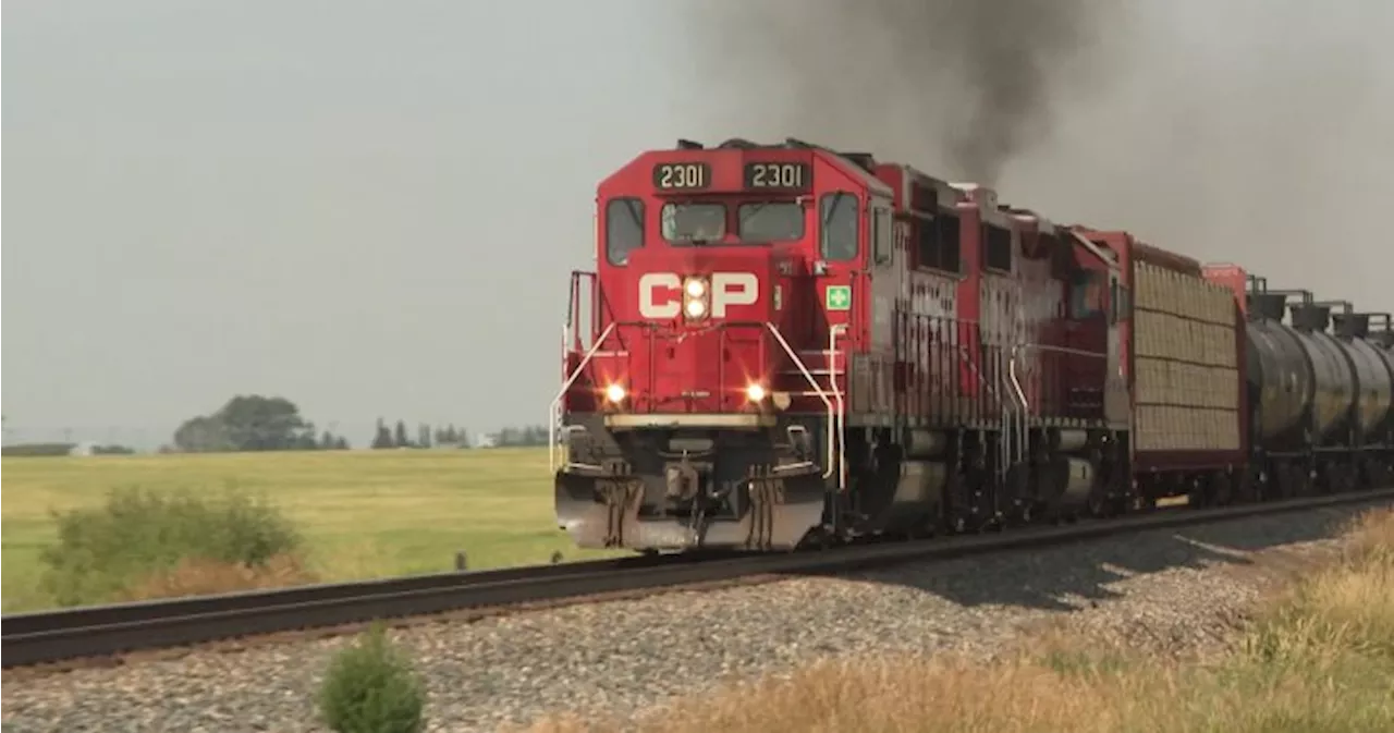 Potential rail strike has Sask. farmers, government on edge as harvest approaches