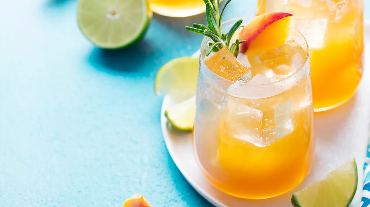 Aperol Peach Spritz: Der erfrischende Aperitif für laue Sommerabende