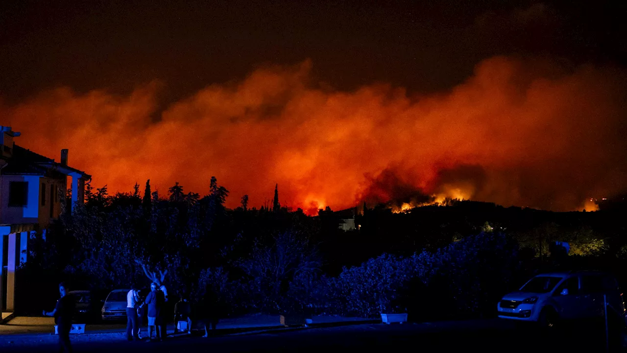  Riesiger Waldbrand verdunkelt Himmel über Athen