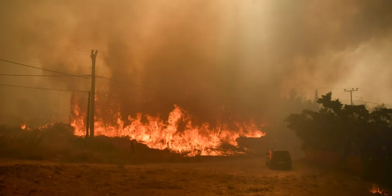 Il grosso incendio a nord-est di Atene ha raggiunto la periferia della città