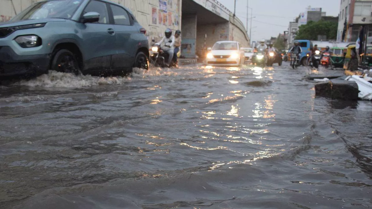 बारिश से आफत: दिल्ली-NCR में कई जगह सड़क धंसी, सड़कों पर जलभराव और जाम से लोग बेहाल