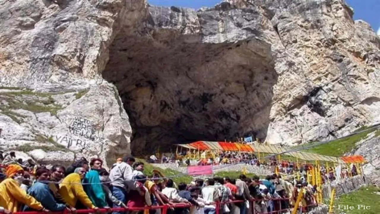 Amarnath Yatra का 12 साल का टूटा रिकॉर्ड, दर्शन करने वाले भक्तों का आंकड़ा पांच लाख के पार