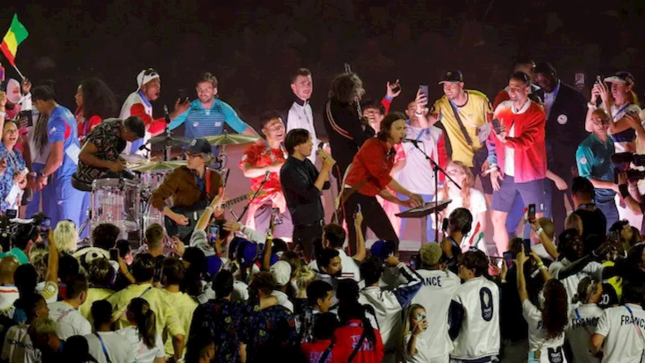 Olympic Closing Ceremony: क्लोजिंग सेरेमनी के दौरान एथलीट्स को स्टेज छोड़ने को क्यों कहा गया? पढ़िए पूरा माजरा यहां