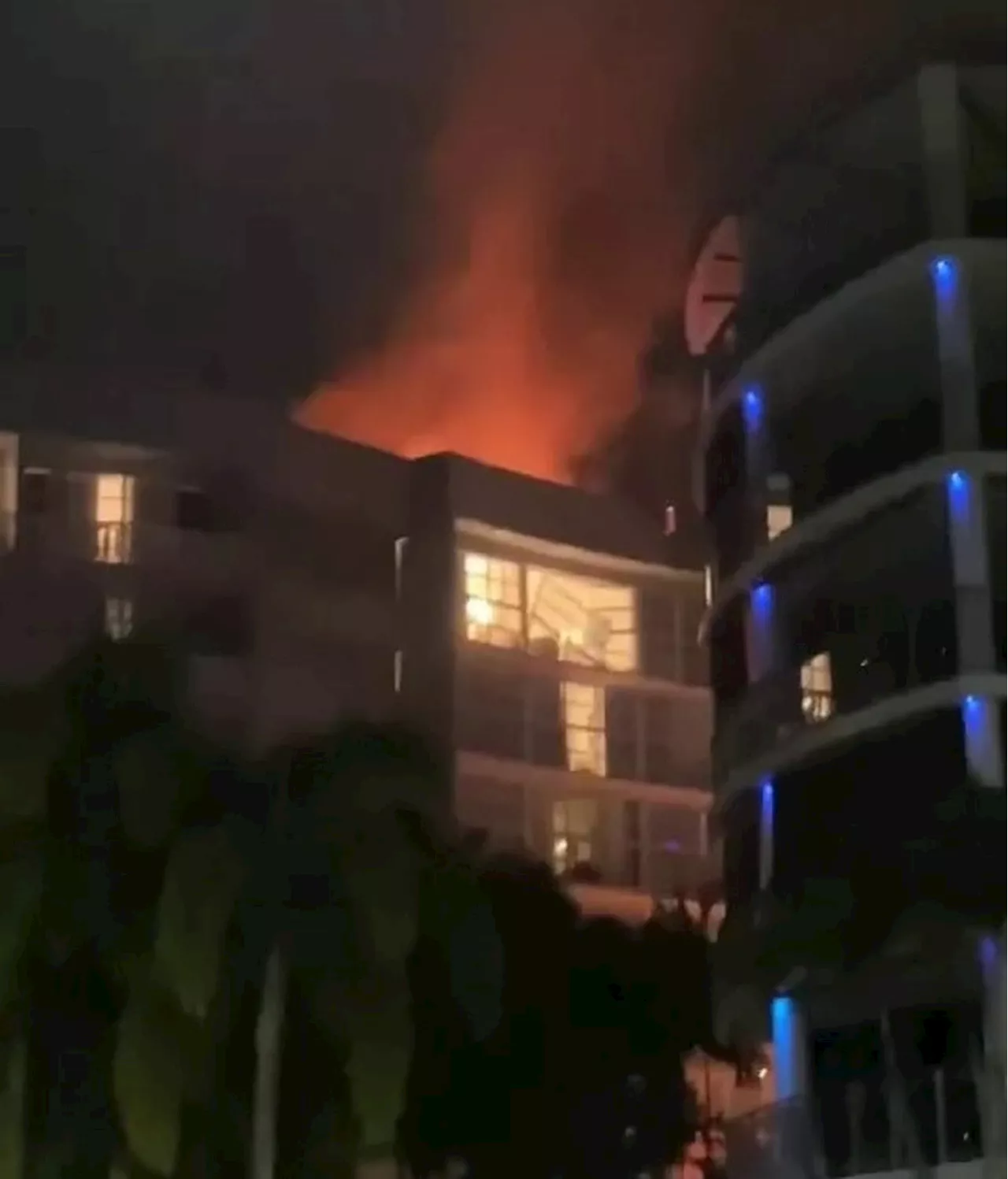Homem rouba helicóptero, colide com hotel e morre