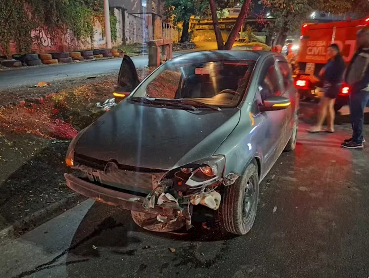 Mulher morre baleada na avenida Brasil após carro em que estava bater em viatura da DH