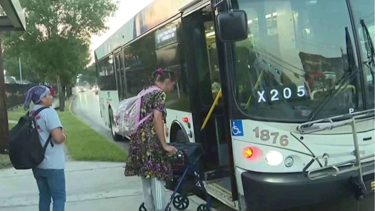 ‘It’s very frustrating’: Family takes 3 METRO buses to school on first day back after Houston ISD’s bus route issues