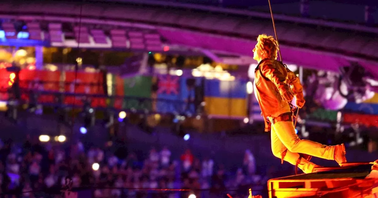 Todesmutiger Stunt: Tom Cruise seilte sich bei Olympia-Abschlussfeier vom Stadiondach ab