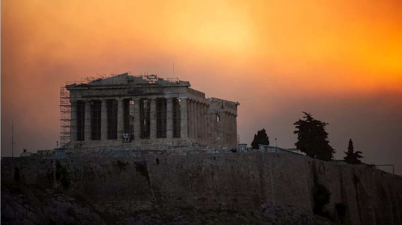 Grèce : les images impressionnantes des feux de forêt aux portes d'Athènes, de nouvelles villes évacuées