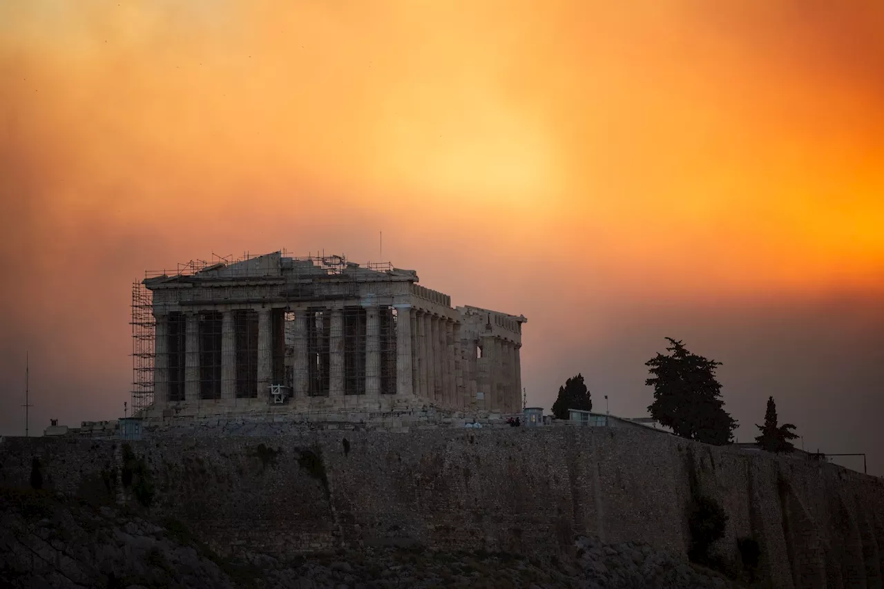 Grèce: les incendies se rapprochent d'Athènes, de nouvelles localités évacuées