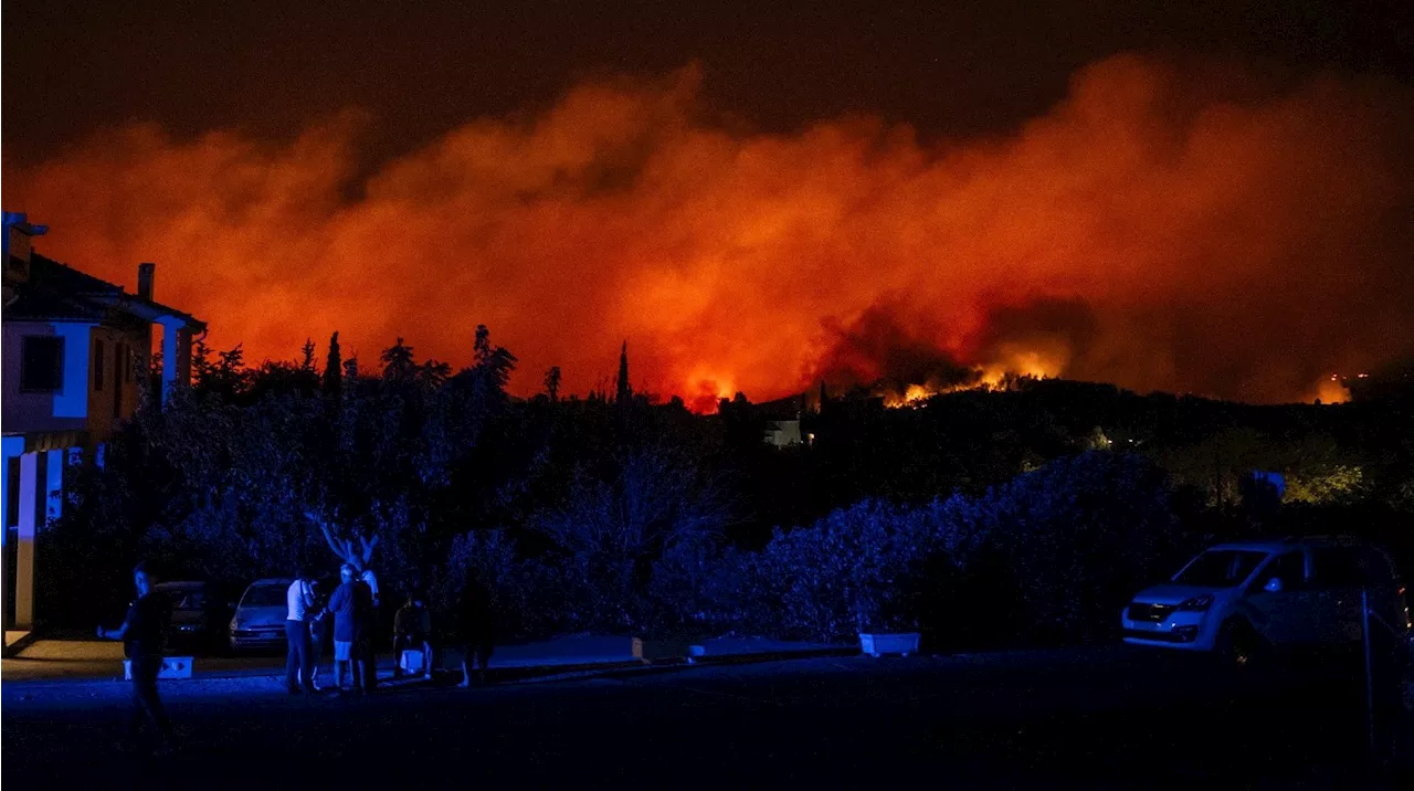 Incendies en Grèce : ordres d'évacuation de plusieurs localités près d'Athènes