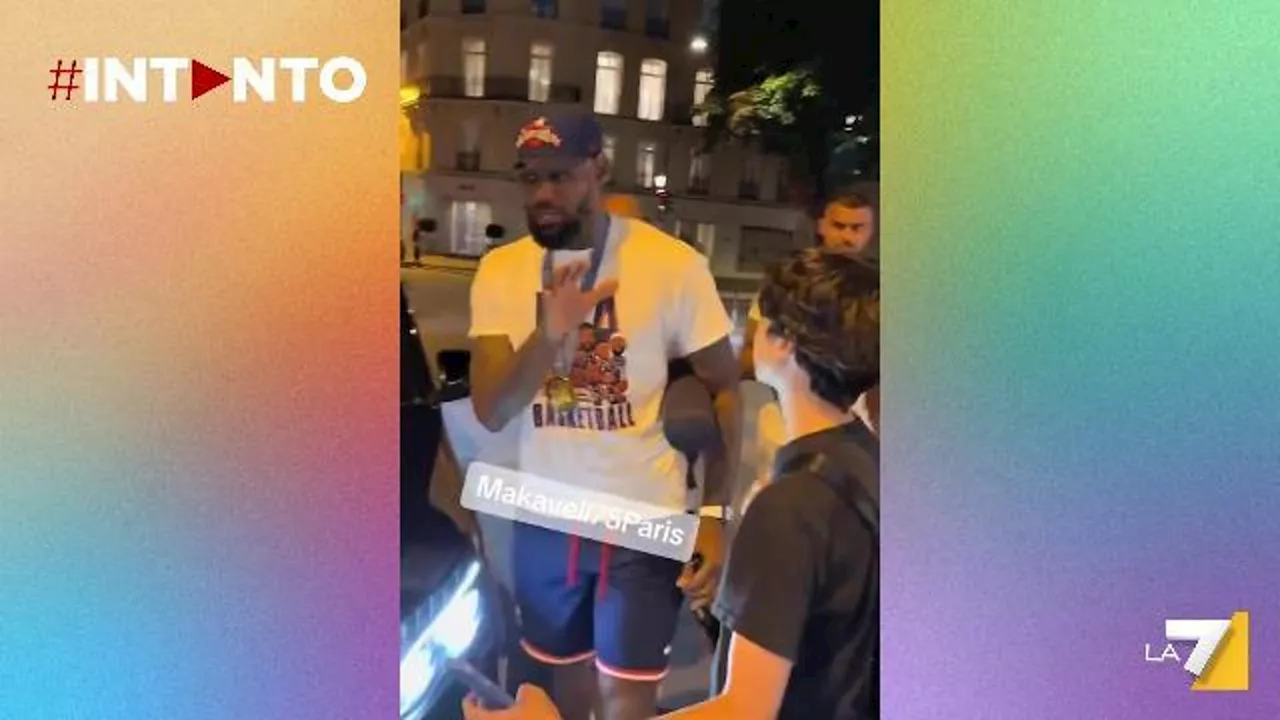 Parigi, un giovane fan si avvicina troppo a LeBron James: la star dell'Nba reagisce così