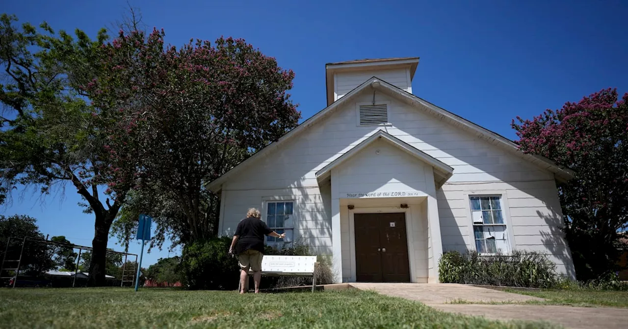 Inicia demolición de iglesia de Texas donde murieron 26 personas en tiroteo en 2017