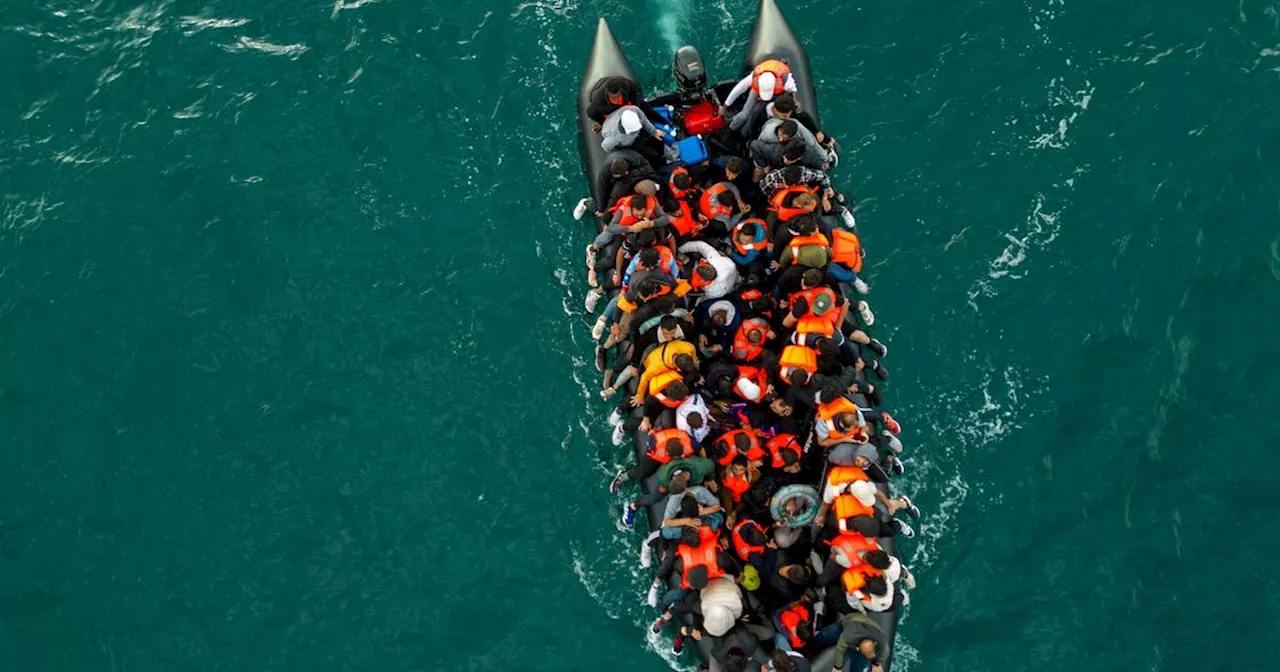 Plus de 700 migrants ont traversé la Manche dimanche, deux morts