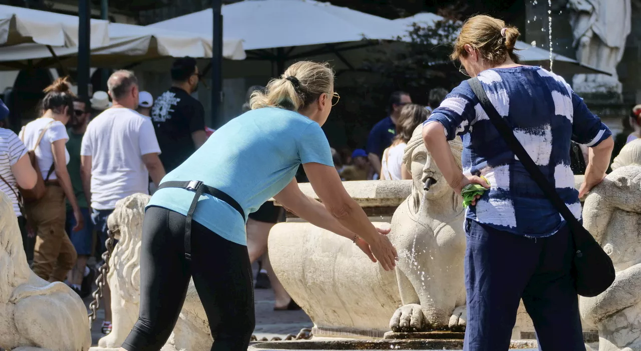 Caldo e afa, città d'arte prese d'assedio dai turisti: «È boom di ricoveri in pronto soccorso per colpi di cal