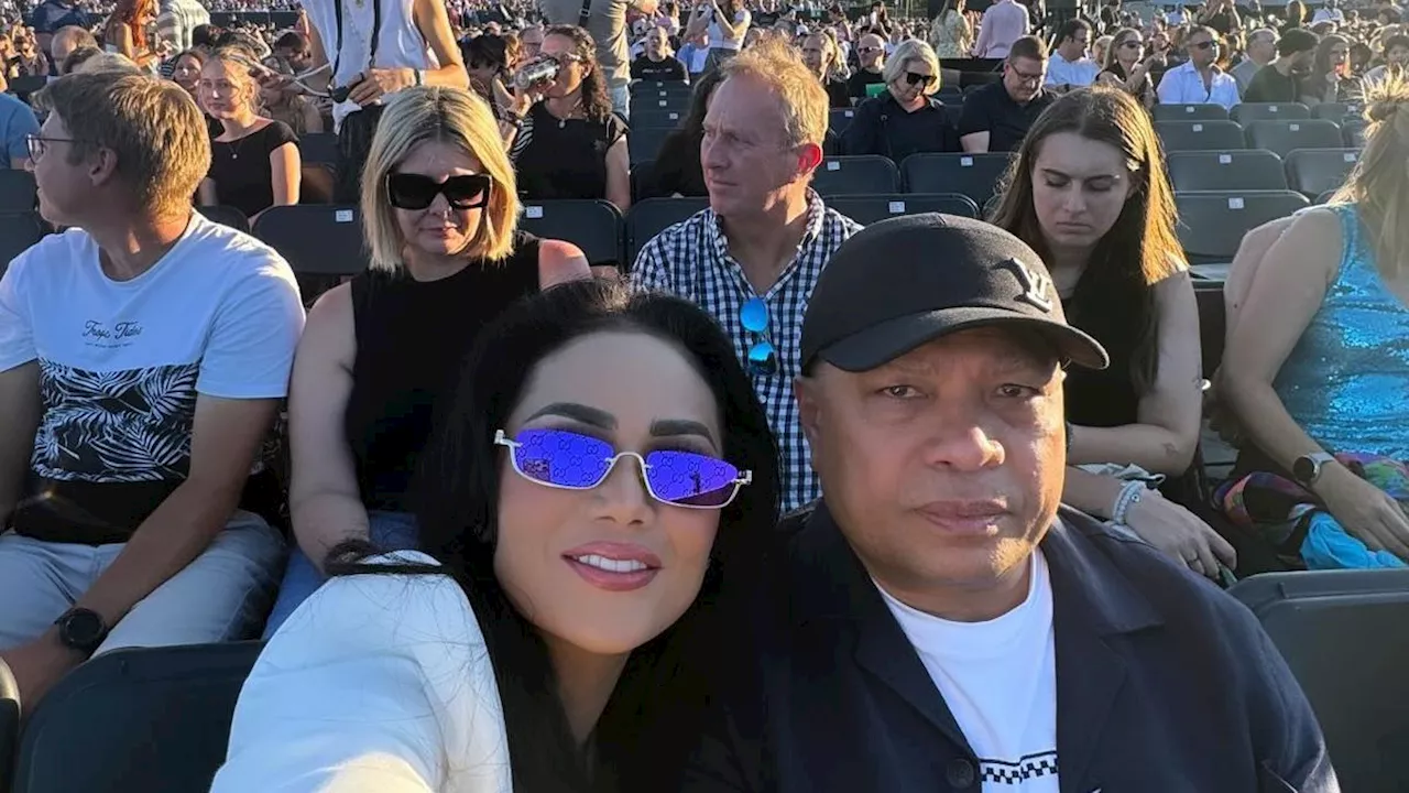 6 Potret Krisdayanti dan Raul Lemos Nonton Konser Adele di Jerman, Ketika Sang Diva Idolakan Diva