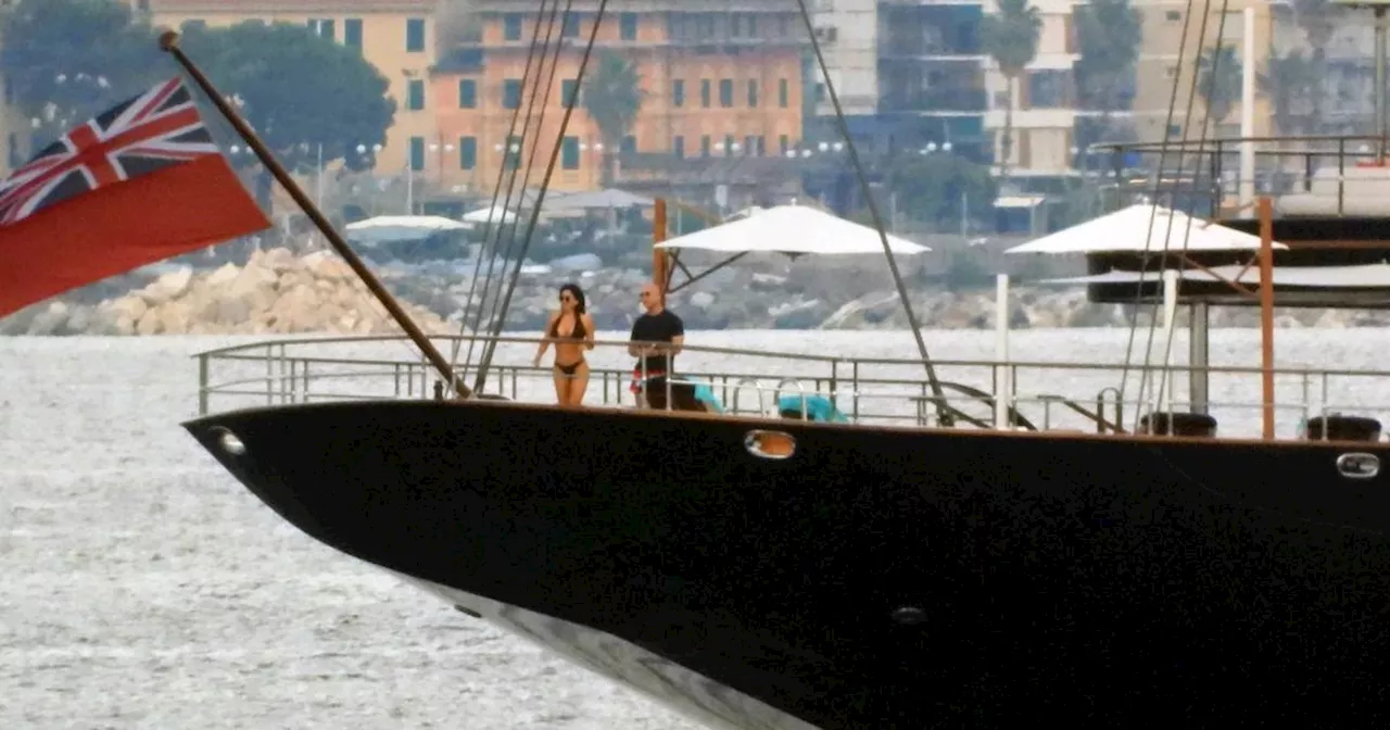 Escale à Nikki Beach : les invités VIP se succèdent sur le yacht de Jeff Bezos