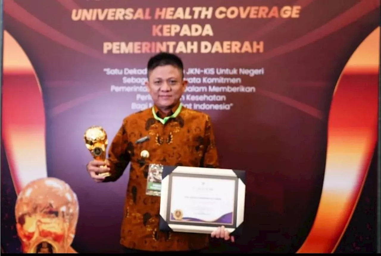 Wapres Maruf Amin Beri Penghargaan Universal Health Coverage ke Pemkab OKU Timur