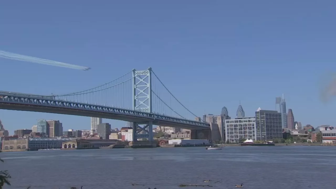 Italian Air Force flies over Center City Philly