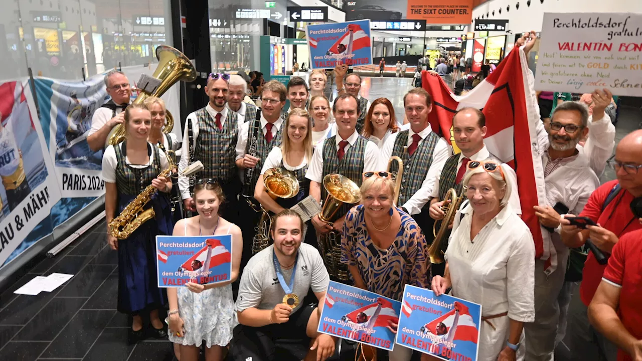 Blasmusik Perchtoldsdorf spielt am Airport für Gold-Vali auf