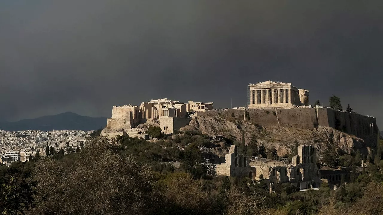 'Flammen mehr als 25 Meter hoch': Waldbrände wüten bei Athen - Vororte werden evakuiert