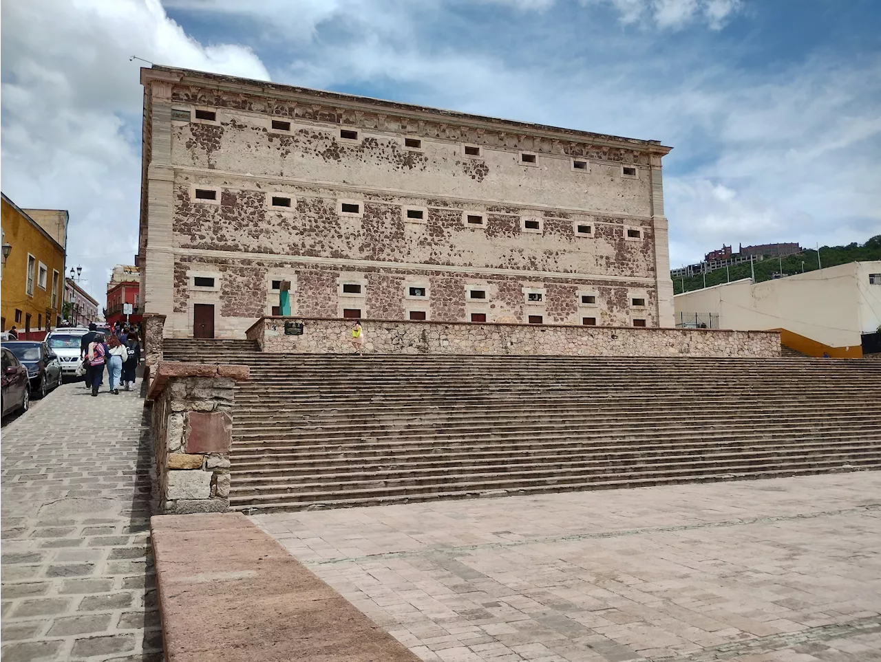 Llenan de basura y grafiti a la Alhóndiga de Granaditas