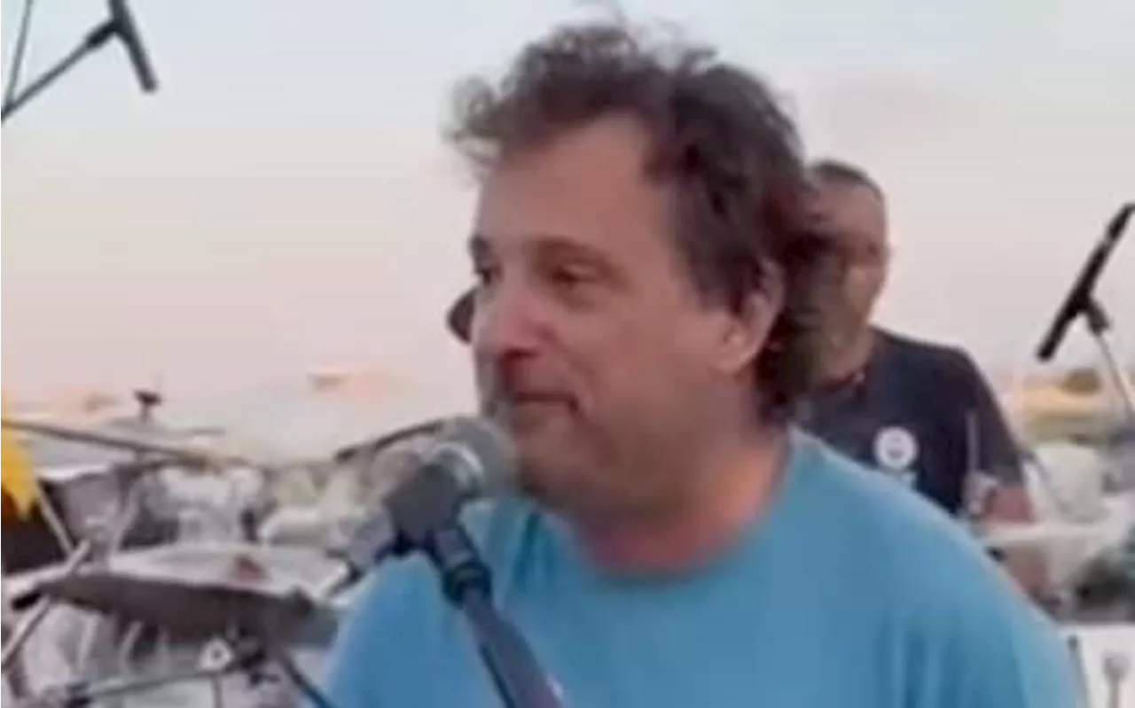 Leonardo Pieraccioni si improvvisa cantante in spiaggia. VIDEO