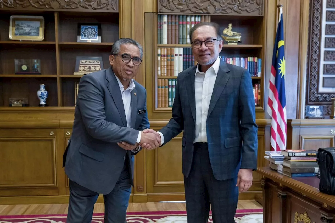 Anwar receives visit from new Chief Secretary to the Government