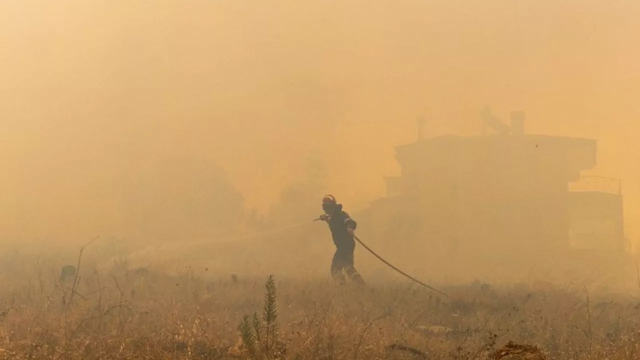 Gewaltige Feuerfront: Waldbrand nahe Athen wütet fast ungebremst